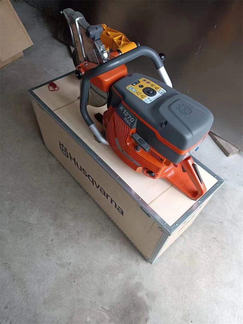 K1270内燃锯轨机3.jpg